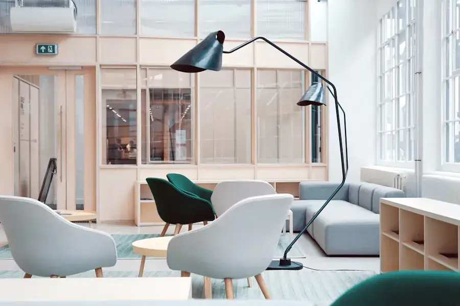 Interieur van een bedrijfsruimte met werkplekken