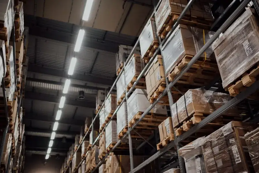 Stellingen met opgeslagen goederen in een distributiehal