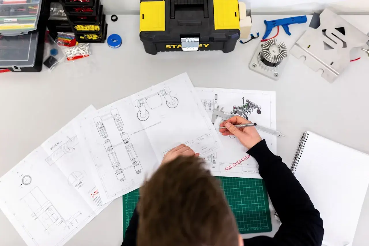 Werktafel met tekeningen en aantekeningen tijdens een uitwerking